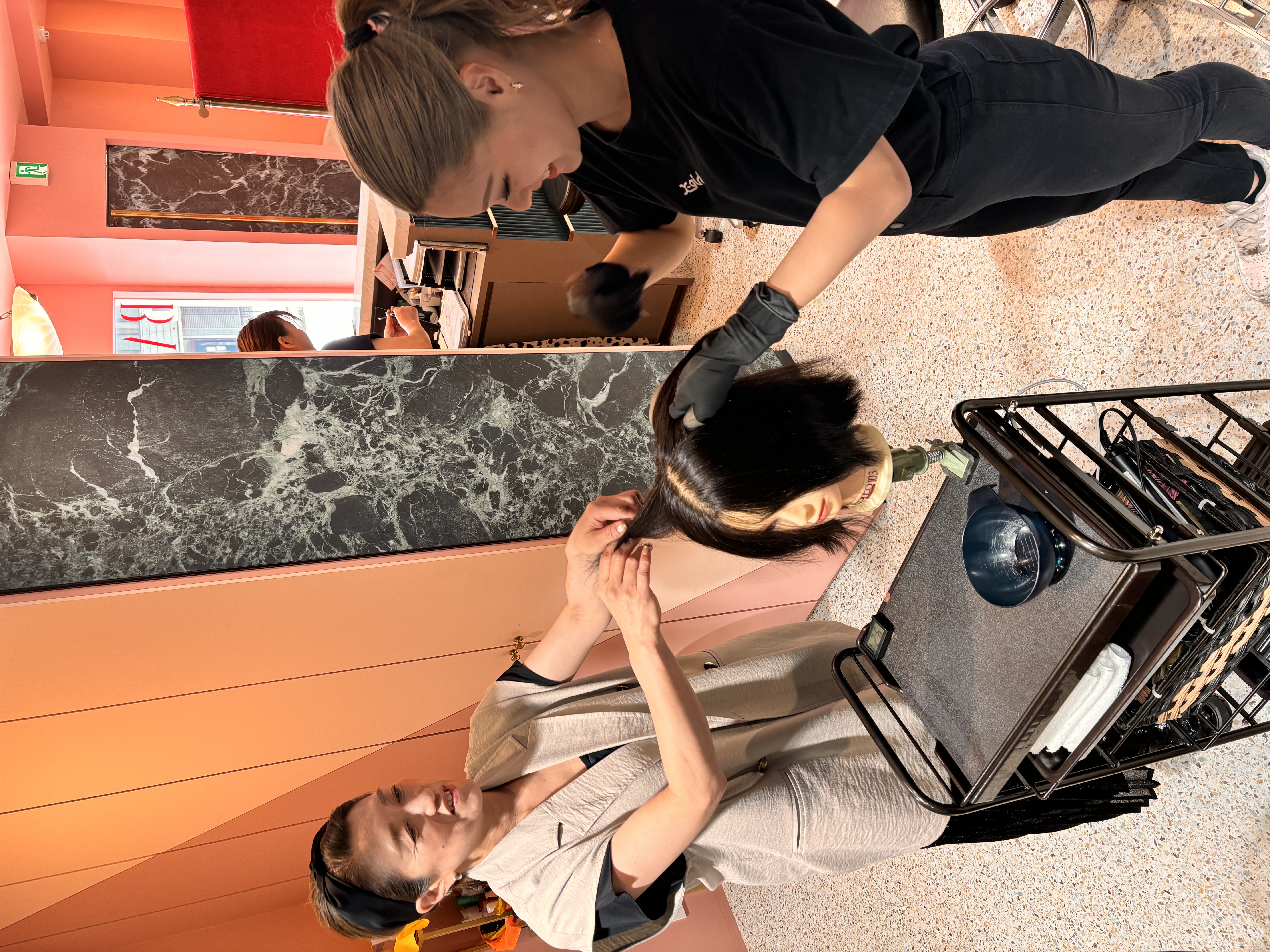 【高槻駅】本格的な着付け、メイク、カット講習が受けられる！！高槻エリア新規集客NO.1の人気サロンが全面改装リニューアル！！≪完全週休2日制≫≪社会保険完備≫充実した福利厚生＆レッスン環境で確実に成長できるサロン！商材と技術にこだわった女性スタッフonlyサロン「BARNEY（バーニー）」からアシスタント（美容師）の求人☆☆