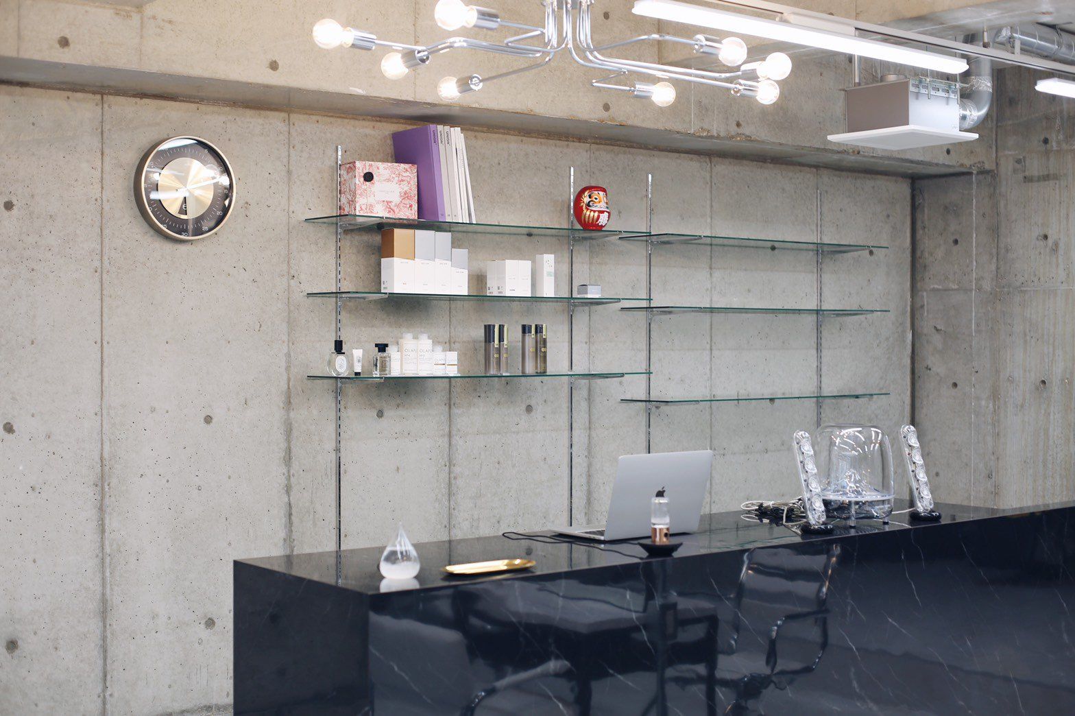 【新大宮】高単価な委託サロン。ブリーチが好きな方や撮影が好きな方にオススメ。一緒に美容師として成長してくださる方をお待ちしています！「Toujours（トゥジュー）」からスタイリスト（美容師）の求人☆★☆