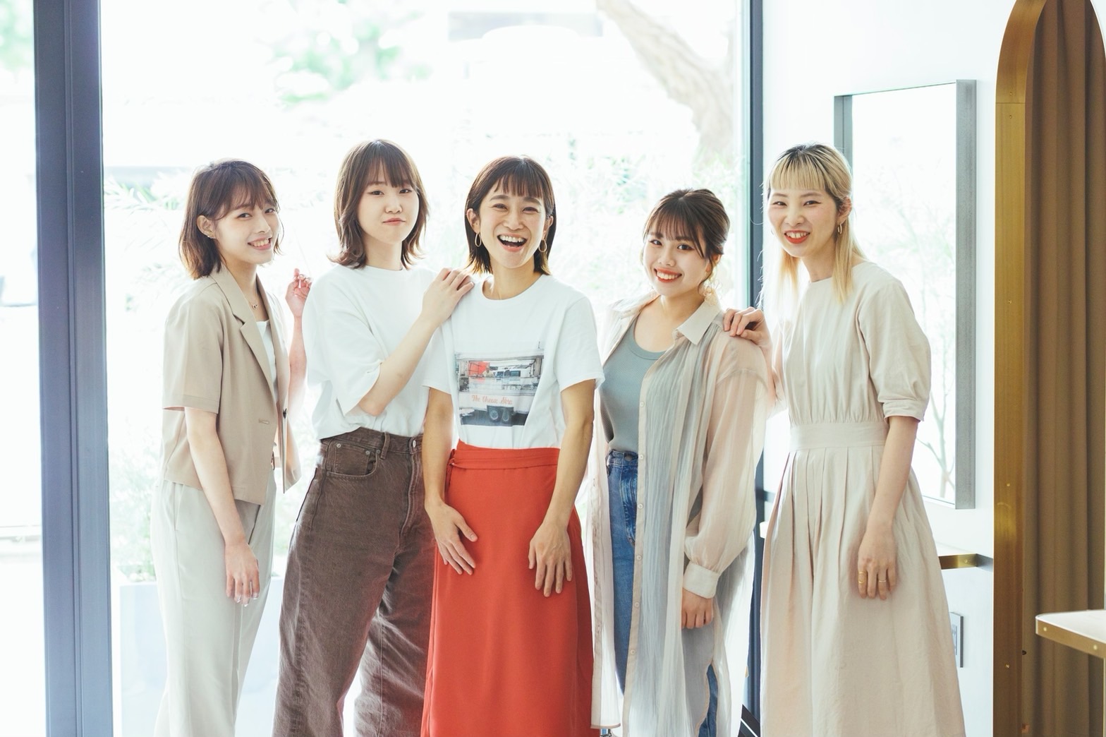 【五反田】≪完全週休2日制≫≪最短1年半でデビュー可能≫≪営業時間内レッスンOK≫≪社会保険完備≫充実した福利厚生面!安心できる環境で、ハイクオリティな技術を学びながら、スタイリストデビューを目指せます!「alon hair&make(アロンヘアアンドメイク)」からアシスタント(美容師)の求人★☆★
