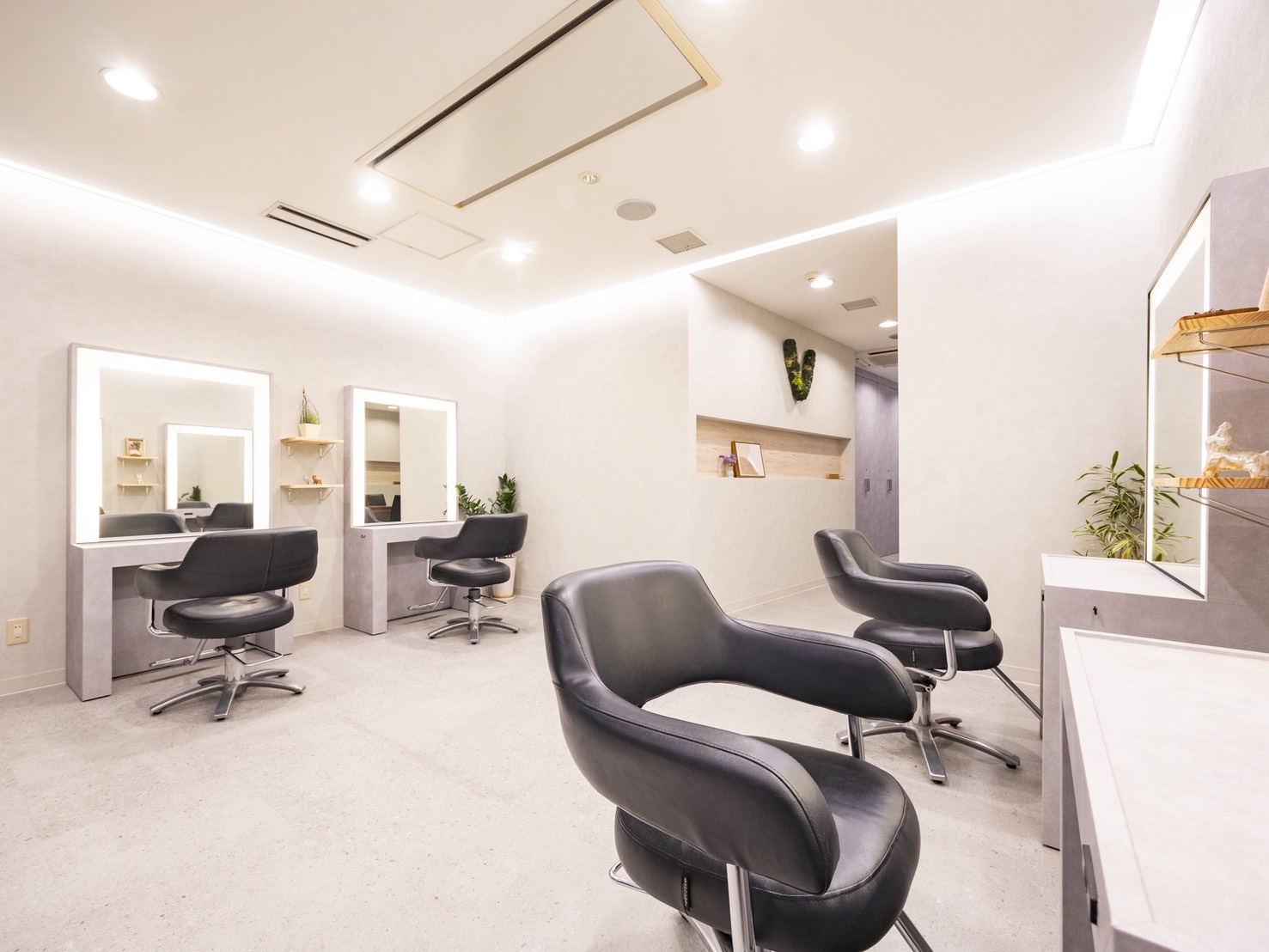 【心斎橋】◆美髪、髪質改善特化サロン・人気の最新商材を導入・客単価15000円・完全個室あり・完全週休2日制・19時までに退勤可能・土日休み相談OK◆アットホームな雰囲気で人間関係のストレスが少なく、働きやすさを大切にしています！「VAIRON（バイロン）」からスタイリスト（美容師）の求人☆★