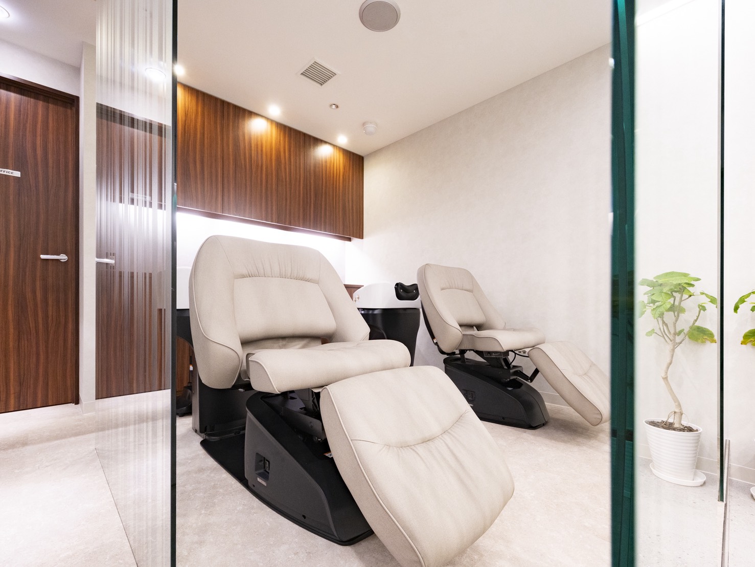 【心斎橋】◆美髪、髪質改善特化サロン・人気の最新商材を導入・客単価15000円・完全個室あり・完全週休2日制・19時までに退勤可能・土日休み相談OK◆アットホームな雰囲気で人間関係のストレスが少なく、働きやすさを大切にしています！「VAIRON（バイロン）」からスタイリスト（美容師）の求人☆★