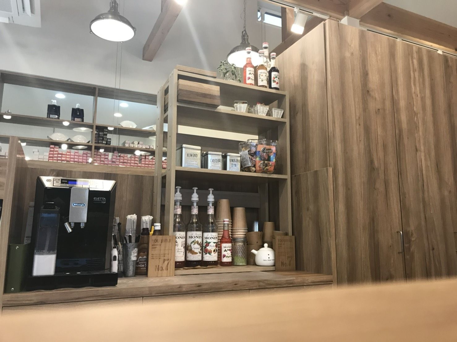 【茶屋町】≪日曜定休あり≫≪有給、連休あり≫≪19:30までには退勤可能≫≪営業中レッスン推奨!≫カフェ風のお洒落な店内!プライベートも充実させながらお仕事ができる環境!「LAVLESS Carpediem(ラブレスカルペディエム)」からアシスタント(美容師)の求人☆★