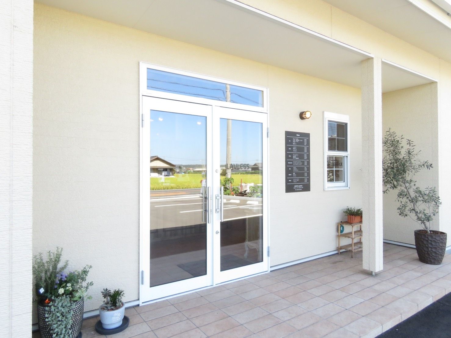 【茶屋町】≪日曜定休あり≫≪正社員・パートの募集≫≪19:30までには退勤可能≫≪業務委託へ移行可能≫カフェ風のお洒落な店内!プライベートもお仕事も充実させたい方必見!「LAVLESS LX(ラブレスルクス)」からアイリスト(アイデザイナー・まつげエクステ)の求人☆☆