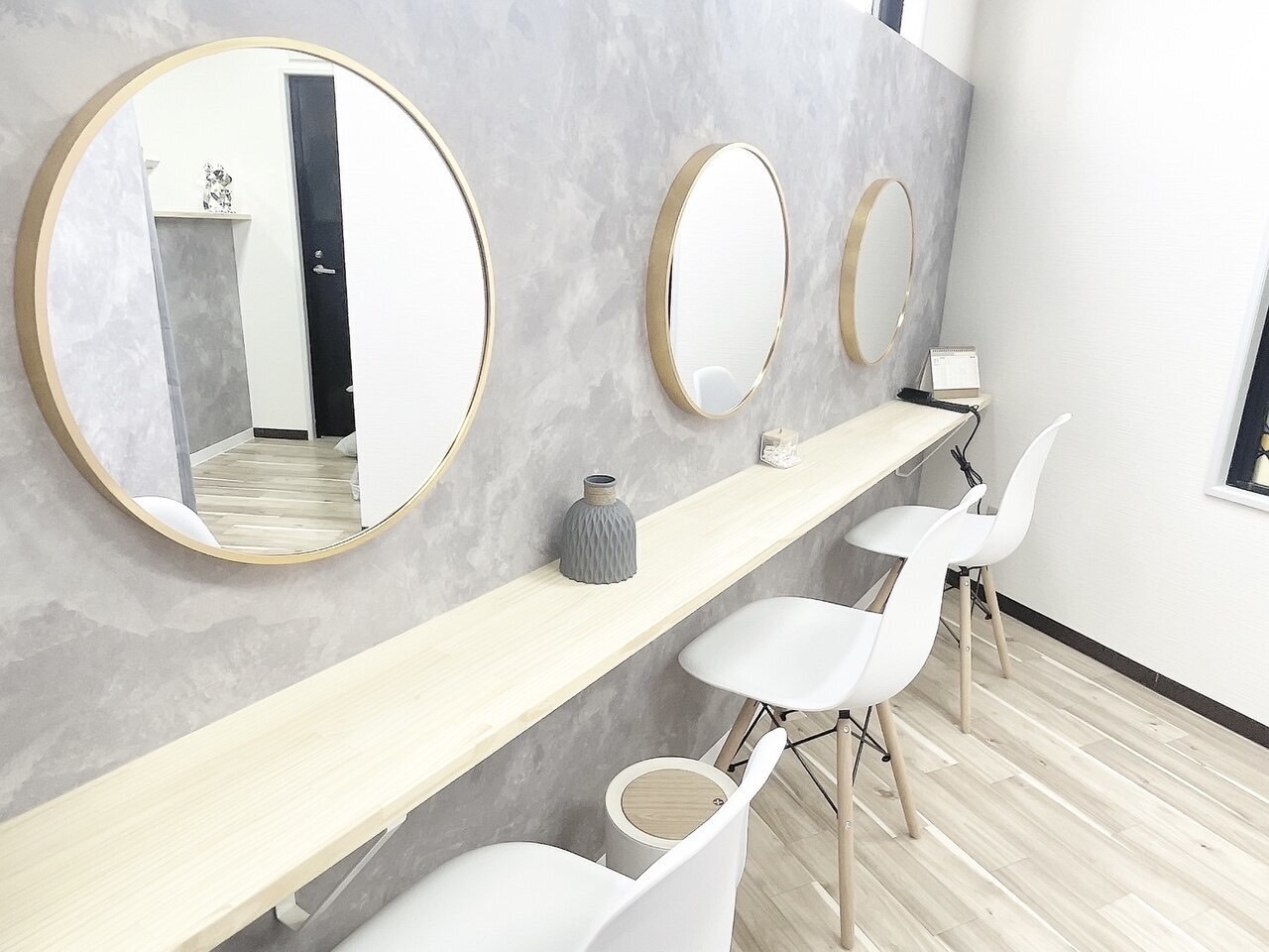 【守口市駅】≪正社員は社会保険完備≫≪毎週日曜定休≫≪交通費支給あり≫≪営業時間9:00〜17:30≫≪髪色ネイル自由≫≪エプロン貸与≫ママさんアイリストも活躍中！私服勤務でお洒落に働ける！アットホームサロン「eyelash salon f 守口市駅店（アイラッシュサロンフランクモリグチシエキテン）」からアイリスト（まつげエクステ・まつげパーマ・アイブロウ）の求人☆☆