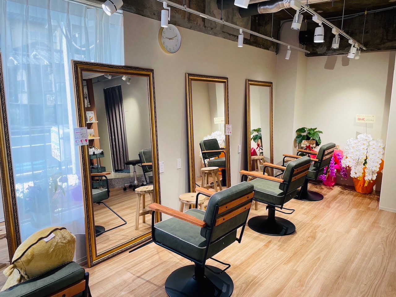 【西山天王山】≪完全週休2日制≫≪社会保険完備≫平均18時退社のため勤務後もプライベート充実出来るサロンです！パートの方は時短勤務可能なので、主婦さんでも働きやすい環境！「sourire colore〜艶髪&髪質改善専門店（スリールクロレツヤガミアンドカミシツカイゼンセンモンテン）」からスタイリスト（美容師）の求人☆★☆