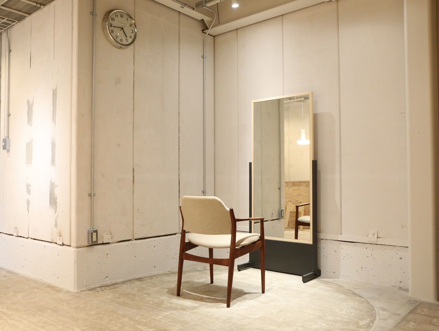 【若江岩田】≪月給19.2万円〜≫≪月7,8日休み≫≪20時までに帰宅OK≫最短2年半でスタイリストデビュー可能！営業時間内レッスンOK！オーナーさんからマンツーマンで技術を学べる！「Dipe（ディペ）」からアシスタント（美容師）の求人☆☆