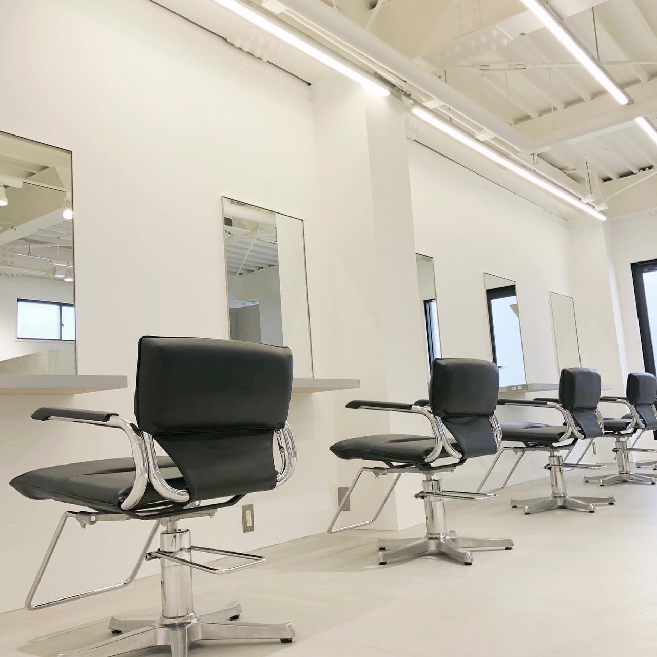 【四ツ橋】≪新卒・中途≫≪有給休暇あり≫≪社会保険完備≫≪スタッフ施術無料≫≪ミニモ、インスタ等の広告費用はサロン負担≫≪商品の社割適用あり≫髪質改善特化!ハイトーンカラーも大人気!最新のトレンドを取り入れたオシャレサロン「ito.(イト)」からアシスタント(美容師)の求人☆★