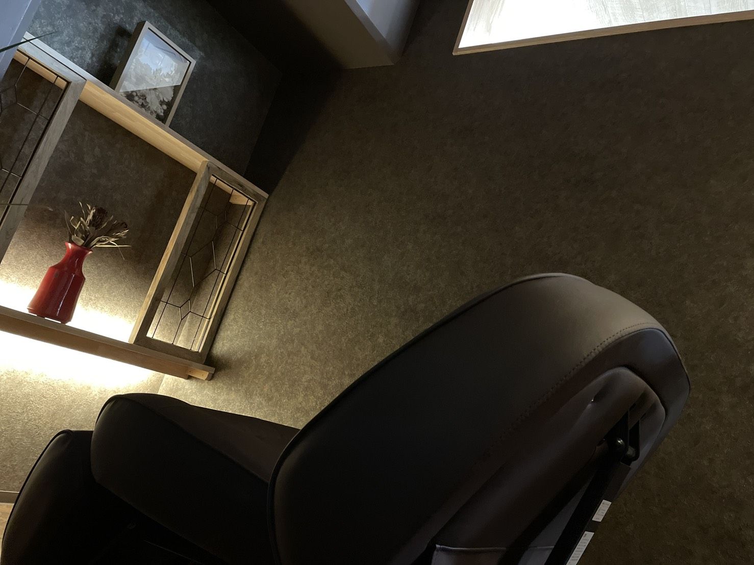 【山科駅】≪月8,9日休み≫≪土日祝休みOK≫≪社会保険完備≫最短2年以内にデビュー可能！大人女性をターゲットにした少人数制のプライベートサロン！「LiQLi（リクリ）」からアシスタント（美容師）の求人☆★