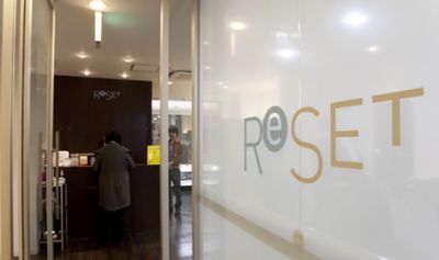 【阪急高槻市駅前】≪保障給最大月36万円≫≪フリー46%/指名51%還元≫≪マンツーマン施術≫フルタイム勤務で高収入も時短勤務も可能な働き方が出来る体制です!「ReSET 高槻センター街店(リセットタカツキセンターガイテン)」からスタイリスト(美容師)の求人☆★