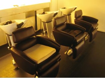 【なんば】駅直結の好立地にある雰囲気抜群の上質ヘアサロン☆≪月30万円保障≫≪月9日休み≫≪完全歩合制：フリー40％／指名50％還元≫により高収入が可能☆厳選した薬剤と商材を用意♪中価格帯のヘアサロンです!!!PARK.（パーク）からスタイリスト（美容師）の求人☆★