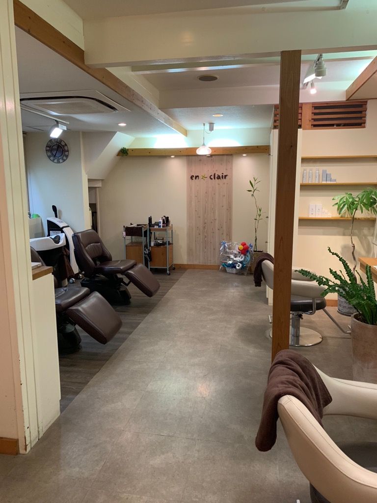 【東加古川】≪20時頃には退勤可能≫≪入客チャンス大≫≪月給30万円以上も可能≫ハイトーンカラーや、メンズのフェードカットなど流行りの技術が人気のプライベートサロン!少人数で働きやすさ抜群!「en clair(アンクレール)」からスタイリスト(美容師)の求人★☆