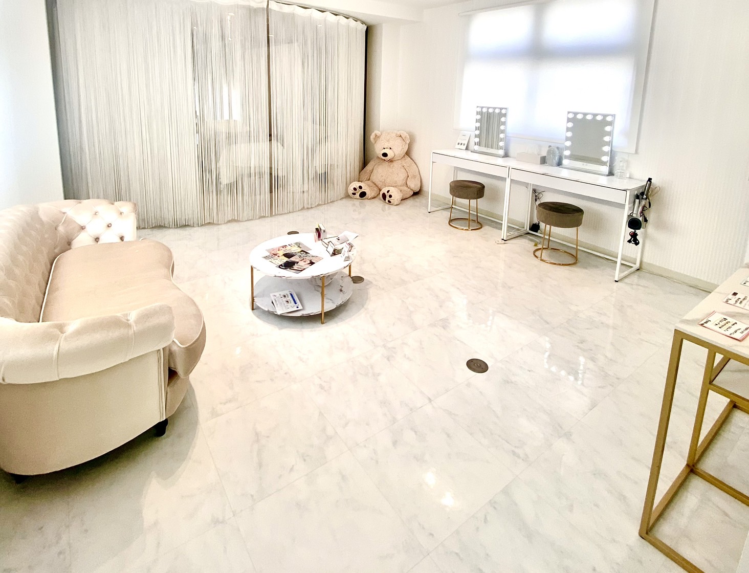 【心斎橋】≪正社員・パート・業務委託から選択OK≫≪完全週休2日制≫≪実働8時間≫≪ほぼ希望通りに休めます≫早番遅番制度なので、20時までに退勤もOK！またできない技術などがあれば指導もあるため安心！委託アイラッシュサロン「emu（エミュー）」からアイリスト（まつげエクステ・まつげパーマ・アイブロウ）の求人☆☆