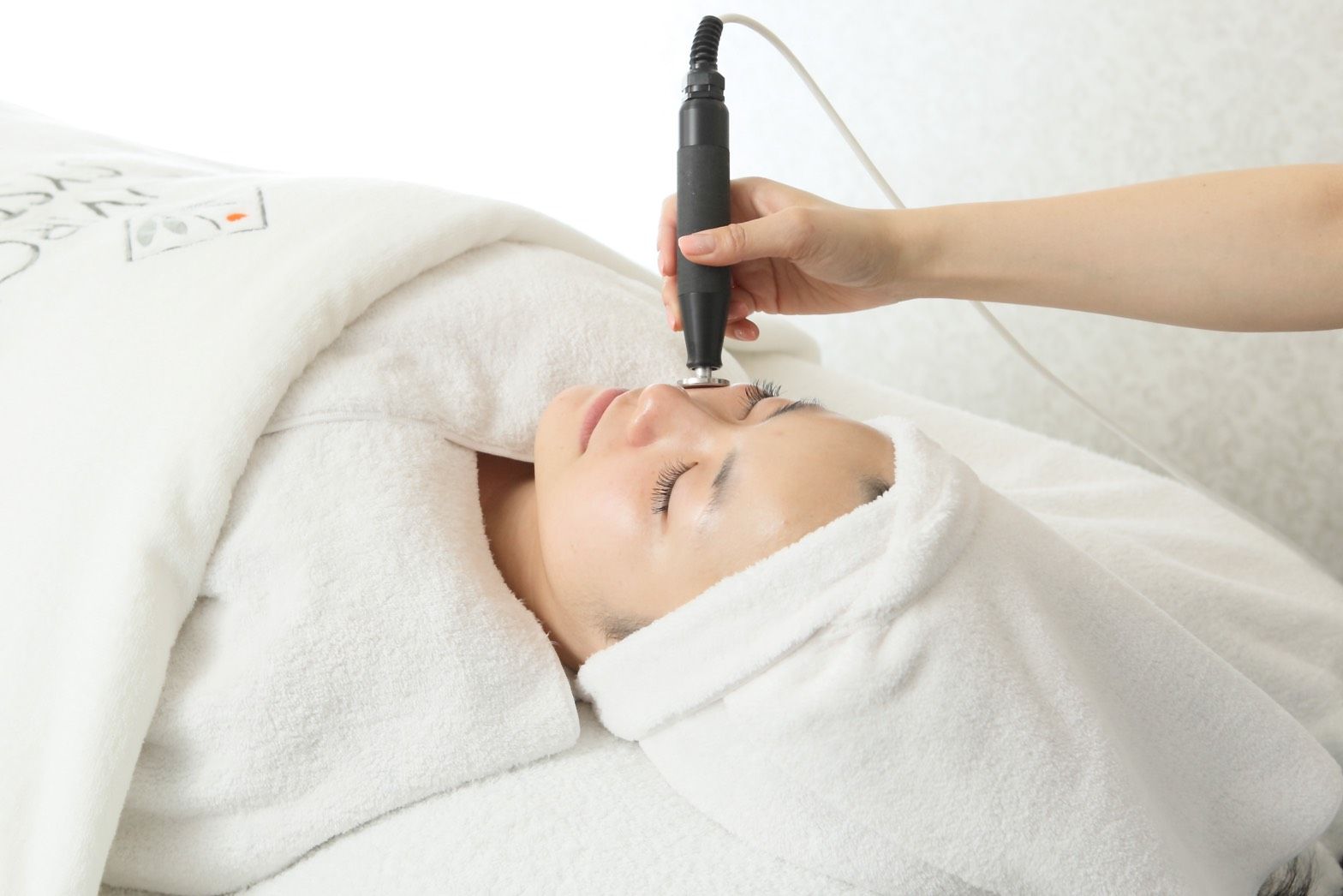 【烏丸】≪社会保険完備≫≪最大実働7.5時間≫≪最大月12日休み≫≪営業時間内レッスンOK≫≪エンビロン導入≫！ネイルだけでなく、ドイツ式フットケアやトリートメニューなど幅広い技術を習得できる！志の高さやお仕事に対するモチベーションを重視！！それぞれの得意を活かし、目標をもってお仕事できる「Nail salon ROUN’（ネイルサロンラウン）」からネイリスト（ネイル）の求人☆☆