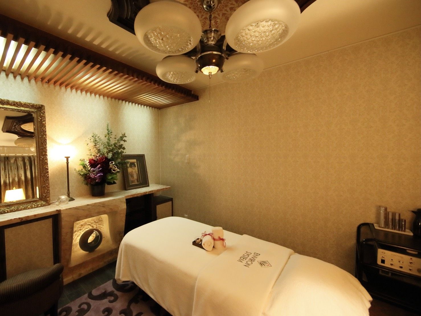 【烏丸】≪社会保険完備≫≪最大実働7.5時間≫≪最大月12日休み≫≪営業時間内レッスンOK≫≪エンビロン導入≫！ネイルだけでなく、ドイツ式フットケアやトリートメニューなど幅広い技術を習得できる！志の高さやお仕事に対するモチベーションを重視！！それぞれの得意を活かし、目標をもってお仕事できる「Nail salon ROUN’（ネイルサロンラウン）」からネイリスト（ネイル）の求人☆☆