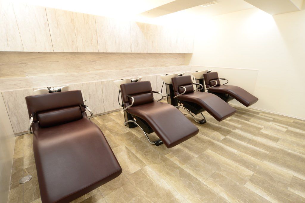 【久里浜駅】≪奨学金手当あり≫≪住宅手当あり≫≪最短2年でデビュー可能≫しっかり構成されたカリキュラムで、しっかり学べて、早くスタイリストデビューが可能！海外テイストのカラーなど、トレンドを押さえたオシャレサロン！Natural maleec（ナチュラルマリーク）」からアシスタント（美容師）の求人☆★