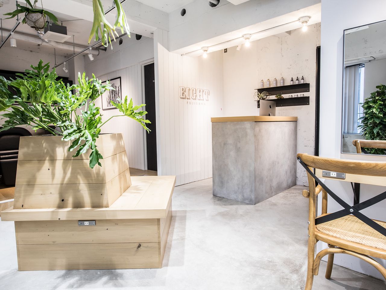 【藤沢駅】 フリー40〜50％／指名47〜65％還元  保障給あり ≪20時までの勤務OK≫入客チャンス多数で月収50万円以上の高収入も可能です！毎月通ってもらえるトレンド発信サロン「EIGHT 藤沢店（エイトフジサワテン）」からスタイリスト（美容師）の求人★☆