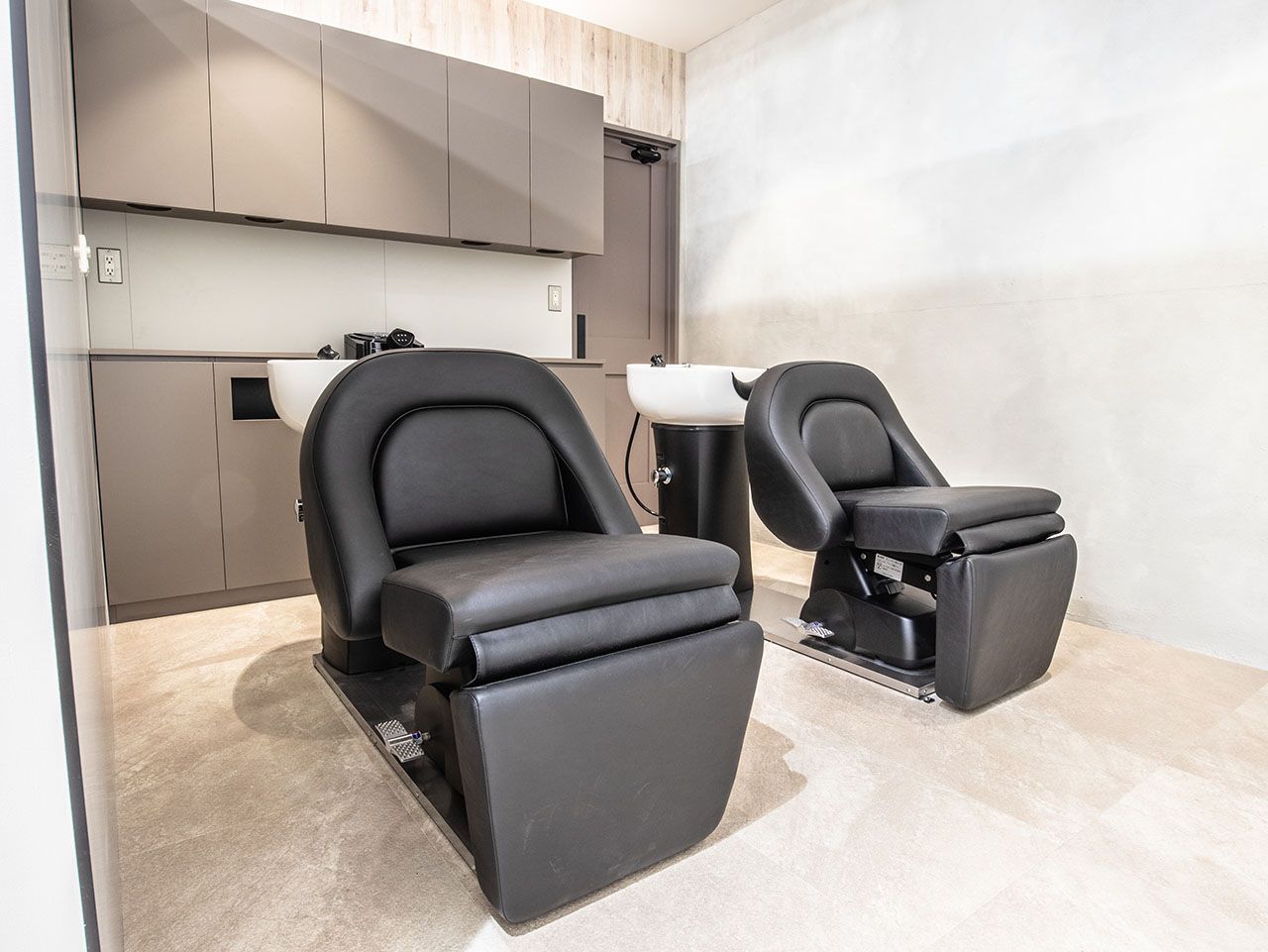 【吉祥寺】 フリー40〜50％／指名47〜65％還元  保障給あり ≪20時までの勤務OK≫入客チャンスが多く月収50万円以上稼ぐスタッフが多数在籍しています！全国に展開するトレンド発信サロン「EIGHT 吉祥寺店（エイトキチジョウジテン）」からスタイリスト（美容師）の求人★☆