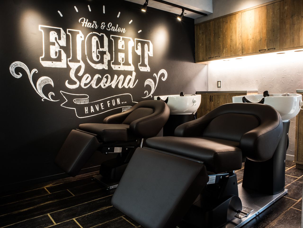 【新宿三丁目】 フリー40〜50％／指名47〜65％還元  保障給あり ≪20時までの勤務OK≫新規入客チャンスが多いので月収50万円以上稼ぐスタッフが多数活躍しています！全国に展開するトレンド発信サロン「EIGHT second 新宿三丁目店（エイトセカンドシインジュクサンチョウメテン）」からスタイリスト（美容師）の求人★☆