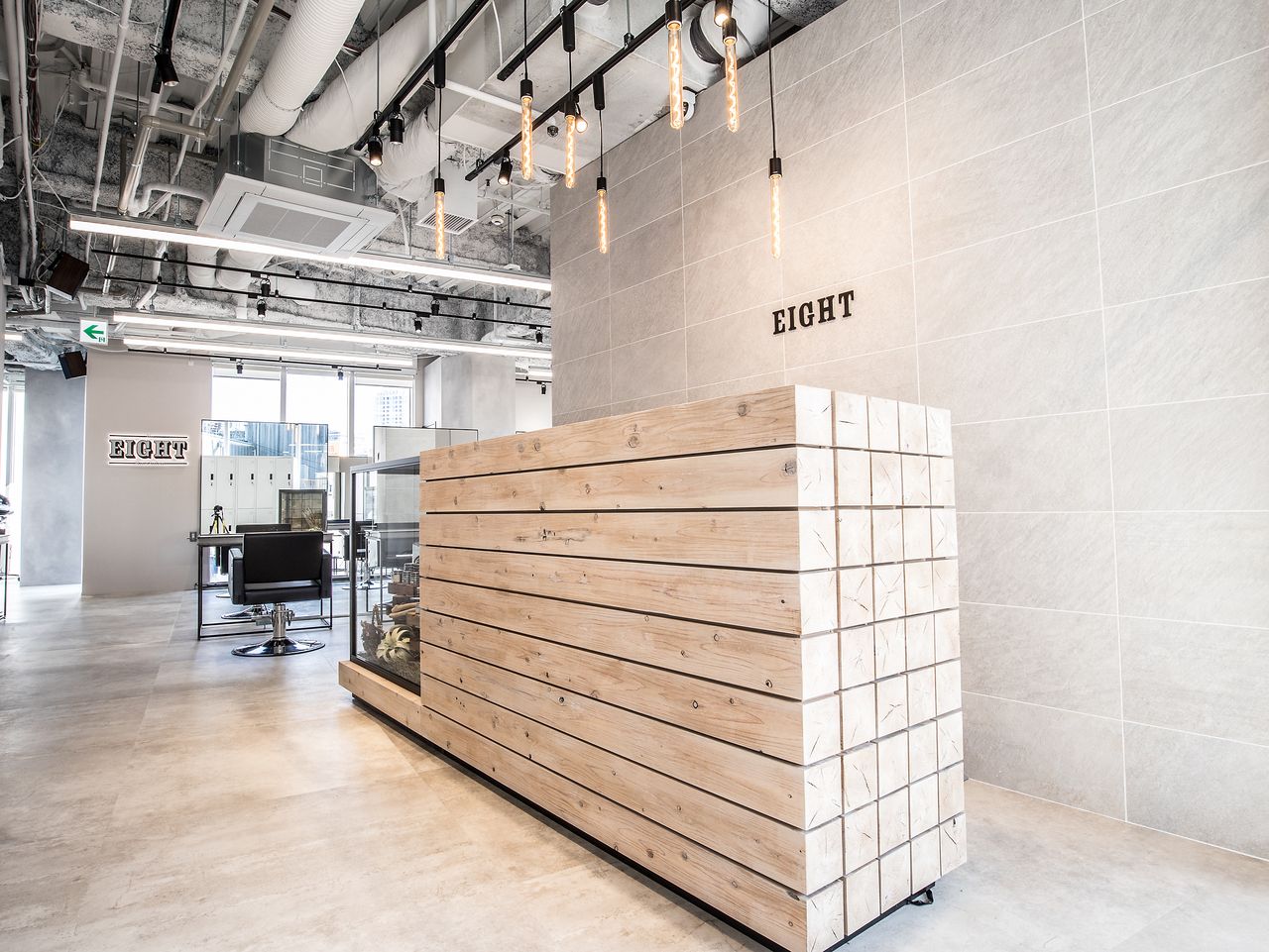 【渋谷】 フリー40〜50％／指名47〜65％還元  保障給あり ≪20時までの勤務OK≫新規入客チャンスが多いので月収50万円以上稼ぐスタッフが多数活躍中！トレンド発信サロン「EIGHT 渋谷本店（エイトシブヤホンテン）」からスタイリスト（美容師）の求人★☆