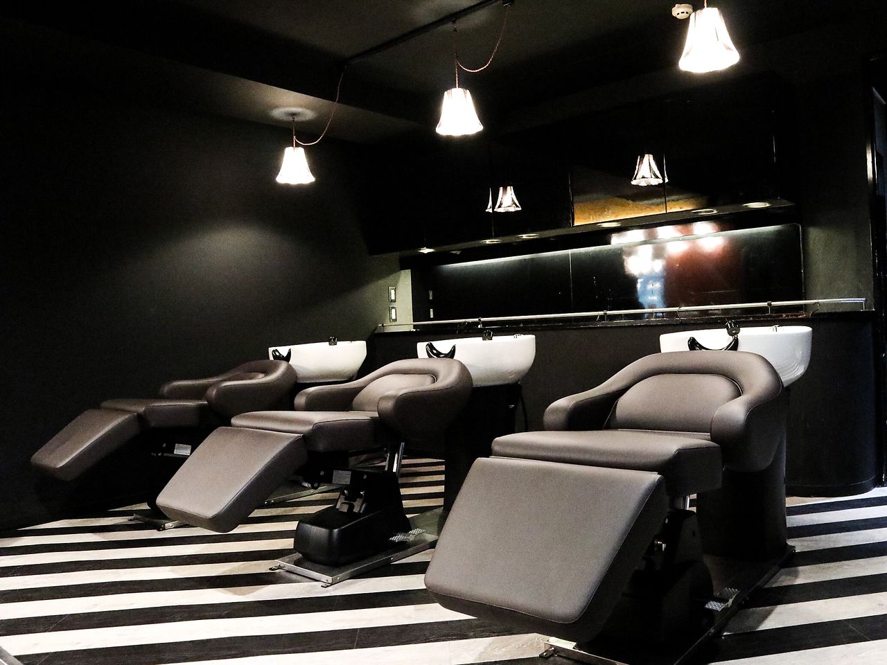 【渋谷】 フリー40〜50%/指名47〜65%還元  保障給あり ≪20時までの勤務OK≫抜群の集客で月収50万円以上稼ぐスタッフさんが多数活躍中!トレンドを網羅する人気サロン「EIGHT plat 渋谷店(エイトプラットシブヤホンテン)」からスタイリスト(美容師)の求人★☆