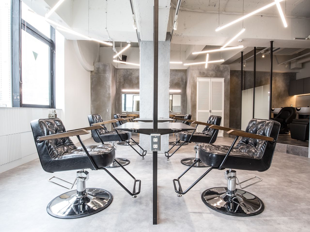 【池袋】 フリー40〜50％／指名47〜65％還元  保障給あり ≪20時までの勤務OK≫新規入客チャンスが多く月収50万円以上稼ぐ事も可能です！トレンド発信サロン「EIGHT 池袋店（エイトイケブクロテン）」からスタイリスト（美容師）の求人★☆