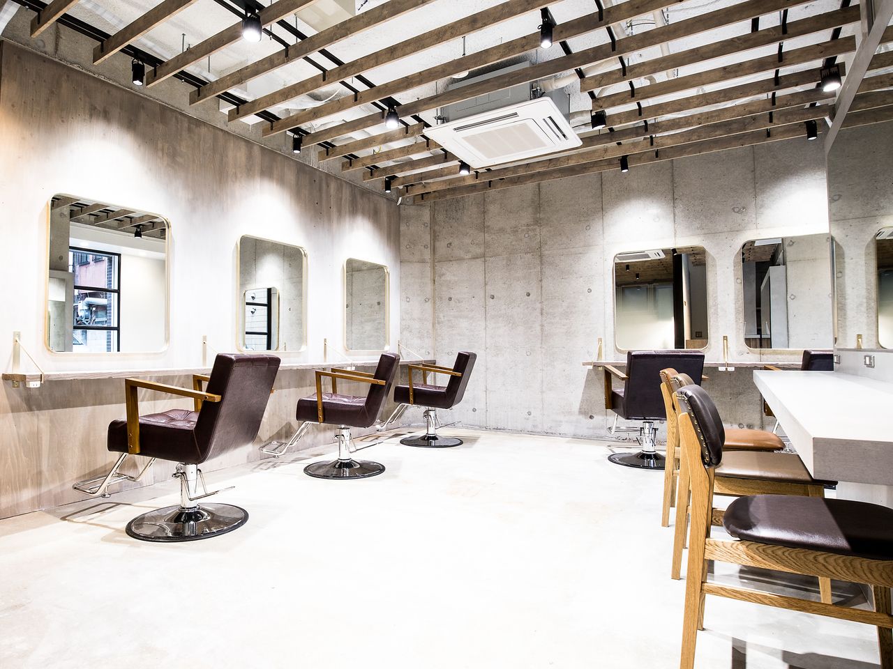 【上野】 フリー40〜50％／指名47〜65％還元  保障給あり ≪20時までの勤務OK≫新規入客チャンスが多く月収50万円以上稼ぐ事も可能です！技術、薬剤、おもてなしにこだわるトレンド発信サロン「EIGHT 上野店（エイトウエノテン）」からスタイリスト（美容師）の求人★☆