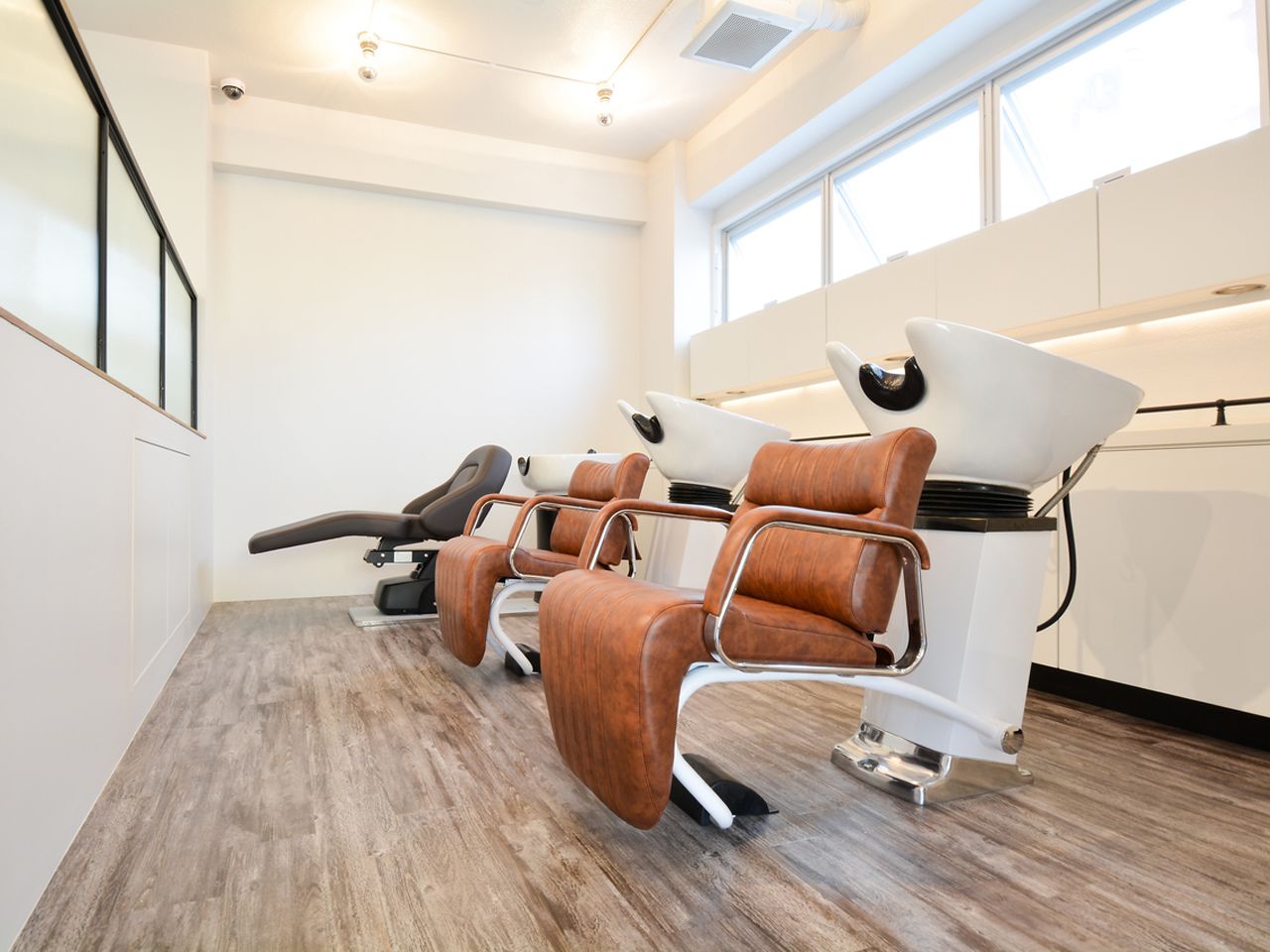 【おもろまち】 フリー40〜50％／指名47〜65％還元  保障給あり ≪20時までの勤務OK≫集客抜群！入客チャンスも多く月収50万円以上の高収入も！トレンドを押さえた流行りのかわいいスタイルを発信するサロン「EIGHT 沖縄新都心店（エイトオキナワシントシンテン）」からスタイリスト（美容師）の求人★☆