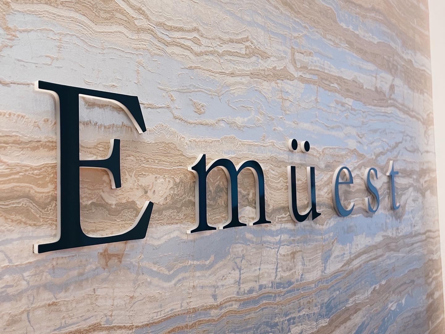 【心斎橋】≪完全週休2日制≫≪実働8時間・休憩1時間≫≪社会保険完備≫≪営業中レッスン&早期デビュー≫≪単価1万5千円以上の高単価≫髪質改善とデザインカラーが大人気なヘアサロン！人間関係の良さが自慢！明るくにぎやかな雰囲気で、困ったときは自然と助け合えるので、安心して楽しく働けます！「Emuest（エミュスト）」からアシスタント（美容師）の求人☆★☆