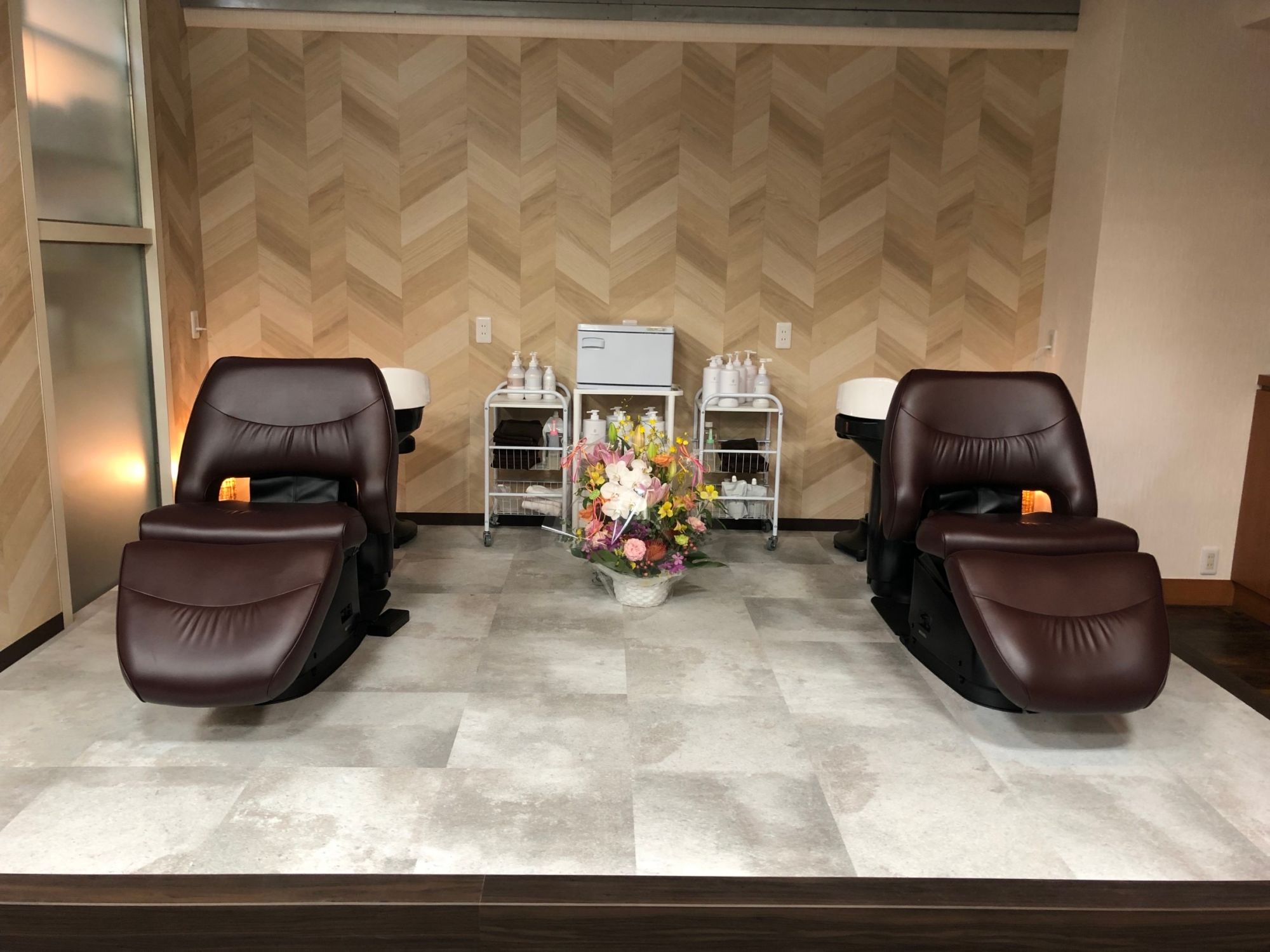 【布施】≪月給25万円≫≪50代の美容師さん大歓迎≫≪社会保険完備≫≪平均19時台に退勤可能≫お客さんのメインターゲットは40〜50代のミセス世代！ノルマもなくのびのび働けるサロン◎希望者はアップスタイルも学べる環境！パートさんはシャンプーとカラーができれば歓迎！「sakkou（サッコウ）」からスタイリスト（美容師）の求人☆☆