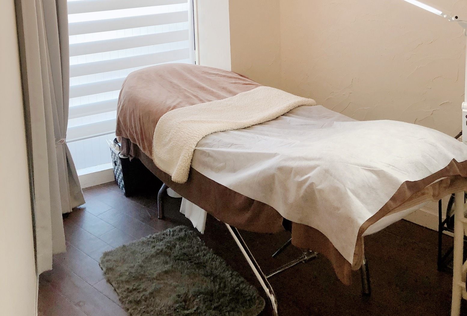 【長岡天神】≪社会保険完備≫≪週44時間勤務≫1日あたりの勤務時間は振り分け自由!≪アイラッシュとネイル、脱毛のトータルビューティサロン≫のびのびと働ける環境づくりに努めています!お客様に対する真摯な姿勢が魅力のアットホームサロン「chouchous+(シュシュプラス)」からアイリスト(まつげエクステ・まつげパーマ・アイブロウ)の求人☆★☆