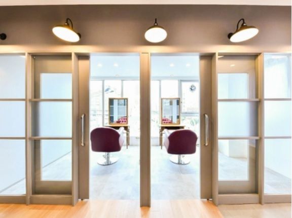 【明石駅】≪完全マンツーマン≫掛け持ち無し、他スタイリストへのヘルプ無しで自分のペースで30万円以上稼げる仕組みが人気！早回しや掛け持ちはしたくない。そんな方にオススメの委託サロン「PROLOGUE LUXBE 明石店（プロローグラックスビーアカシテン）」からスタイリスト（美容師）の求人☆★