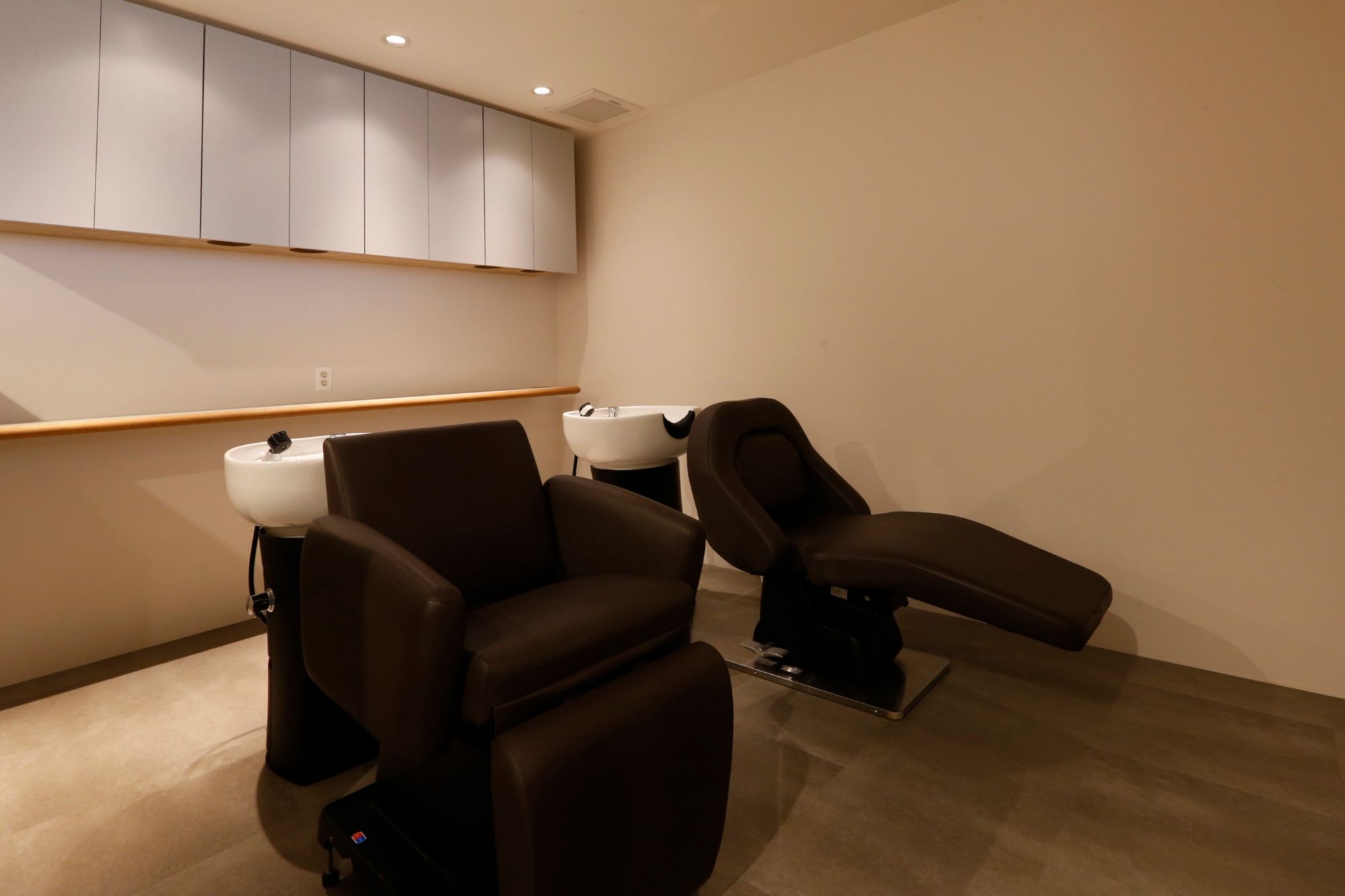 【京橋】≪月収40万円以上も可能≫≪カラー比率が高いサロン≫≪税込還元≫薬剤も豊富なので単価アップもしやすい環境！高い集客率により入客チャンスあり！年1回は慰安旅行を計画するなどスタッフ同士の雰囲気も抜群の委託サロン！「Rapport（ラポール）」からスタイリスト（美容師）の求人★☆