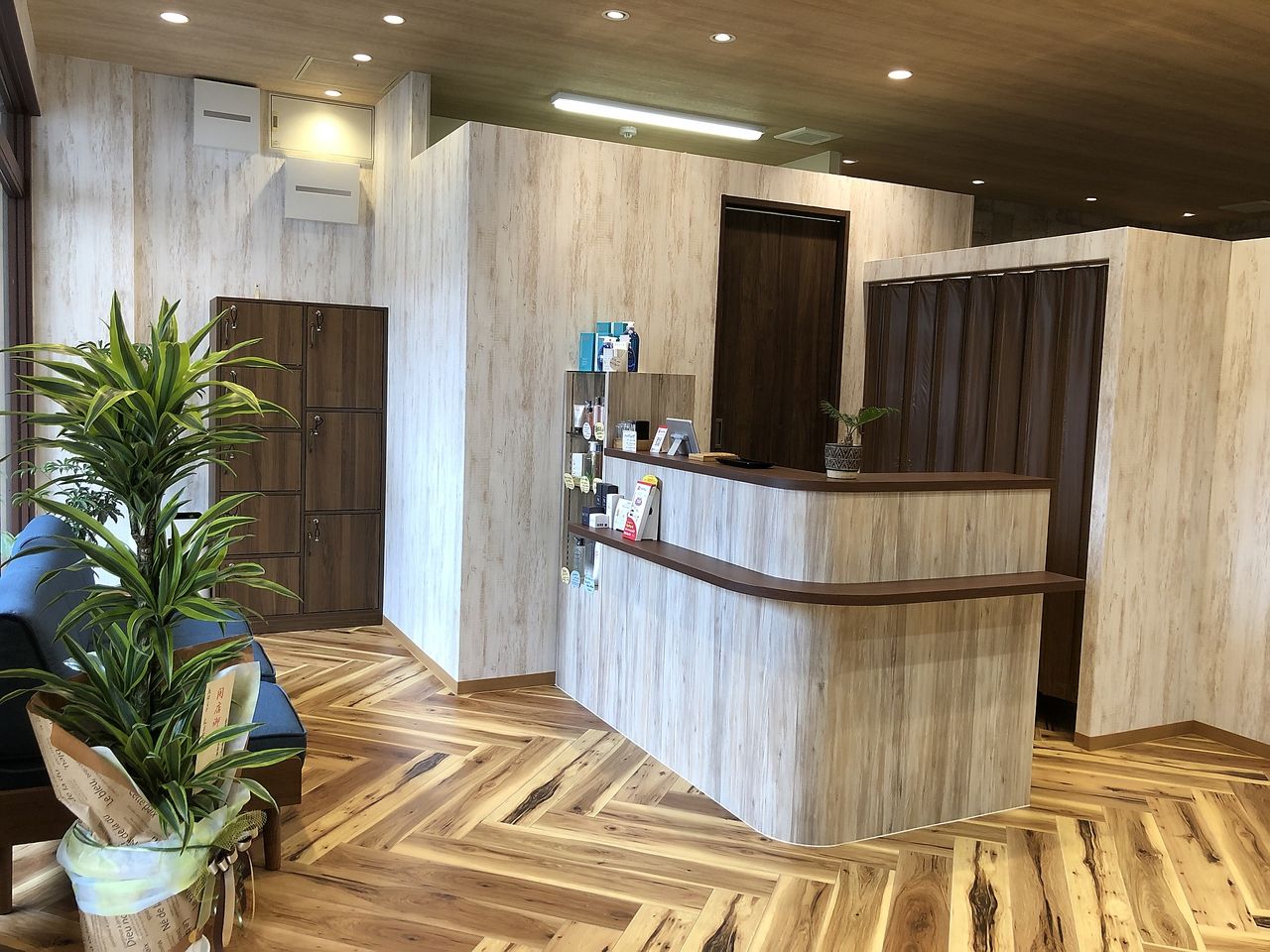 【長岡天神】≪19時台に退勤OK≫≪社会保険完備≫≪安定したお給料≫地域のお客様から愛されるアットホームサロン!ダメージを最小限に抑えた縮毛矯正やデジタルパーマが人気!充実の手当&お給料で働きやすい環境です!「hair LIEN(ヘアーリアン)」からスタイリスト(美容師)の求人☆★☆