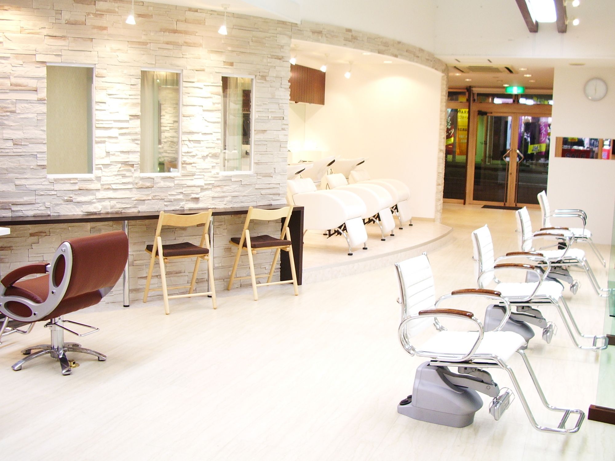 【大久保】≪営業時間内レッスンOK≫≪社会保険完備≫≪月8,9日休み≫≪マツエクサロン隣接≫自分のペースで確実に技術向上できる！！撮影やコンテストなどもアシスタントの内から参加OK！！もちろん強制は一切ナシ！！アットホームな地域密着型サロンからトレンドを発信「hair make air（ヘアメイクエアー）」からアシスタント（美容師）の求人★☆