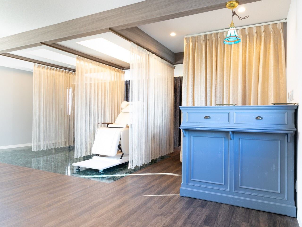 【松井山手】≪18時に退勤OK≫≪社会保険完備≫≪月8,9日休み≫≪ヘアサロン隣接≫プライベートと両立して楽しくお仕事できる!!脱毛やフェイシャルエステメニューもでき、トータルビューティでお客様に関われる!お客様に寄り添ったカウンセリングが人気の「Racine by air(ラシーヌバイエアー)」からアイリスト(まつげエクステ・まつげパーマ・アイブロウ)の求人★☆★