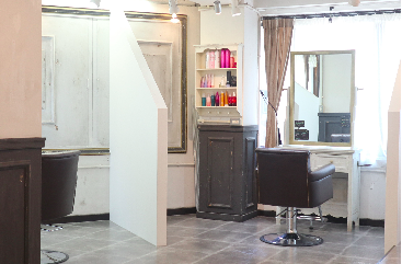 【大分駅】≪総支給50万円以上の支給実績あり・休日数の選択OK・社会保険完備・高月給スタート・半個室あり≫スタイリストオンリーなので完全マンツーマン接客！髪質改善に力を入れているヘアサロン「半個室型美容室 Emma Hair plus 府内店（ハンコシツガタビヨウシツエマヘアープラスフナイテン）」からスタイリスト（美容師）の求人★☆