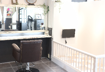 【大分駅】≪総支給50万円以上の支給実績あり・休日数の選択OK・社会保険完備・高月給スタート・半個室あり≫スタイリストオンリーなので完全マンツーマン接客！髪質改善に力を入れているヘアサロン「半個室型美容室 Emma Hair plus 府内店（ハンコシツガタビヨウシツエマヘアープラスフナイテン）」からスタイリスト（美容師）の求人★☆