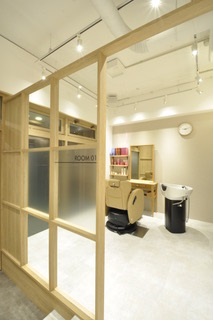 【下郡北】≪総支給50万円以上の支給実績あり・休日数の選択OK・高月給スタート・社会保険完備・完全個室あり≫スタイリストオンリーなので完全マンツーマン接客！髪質改善に力を入れているヘアサロン「個室型美容室 Emma Hair plus 下郡店（コシツガタビヨウシツエマヘアープラスシモゴオリテン）」からスタイリスト（美容師）の求人★☆