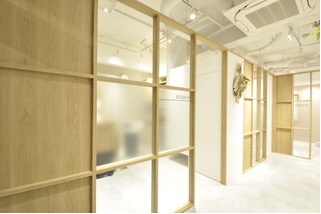 【下郡北】≪総支給50万円以上の支給実績あり・休日数の選択OK・高月給スタート・社会保険完備・完全個室あり≫スタイリストオンリーなので完全マンツーマン接客！髪質改善に力を入れているヘアサロン「個室型美容室 Emma Hair plus 下郡店（コシツガタビヨウシツエマヘアープラスシモゴオリテン）」からスタイリスト（美容師）の求人★☆