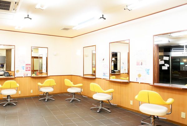 【南海忠岡駅前】 社会保険完備  有給休暇&だんじり休みあり  月8日休み選択可能  入客チャンス多  月給25万円以上 駅前すぐ！地域密着で働きやすい環境です！Hair’s CARE #（ヘアーズケアシャープ）からスタイリスト（美容師）の求人★☆