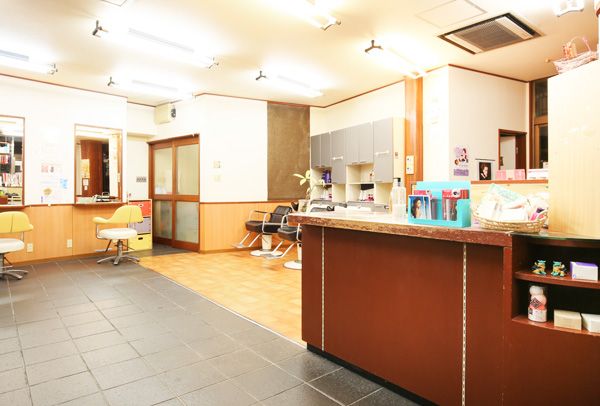 【南海忠岡駅前】 社会保険完備  有給休暇&だんじり休みあり  月8日休み選択可能  入客チャンス多  月給25万円以上 駅前すぐ！地域密着で働きやすい環境です！Hair’s CARE #（ヘアーズケアシャープ）からスタイリスト（美容師）の求人★☆