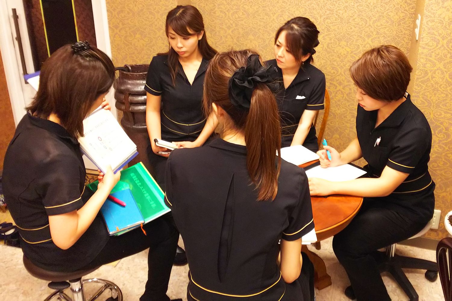 【池袋】≪月9日休み≫≪社会保険完備≫≪有給休暇あり≫本格的な技術で人気のアーユルヴェーダ専門店「e’s salon 池袋店（イーズ サロンイケブクロテン）」からエステティシャンの求人☆★☆