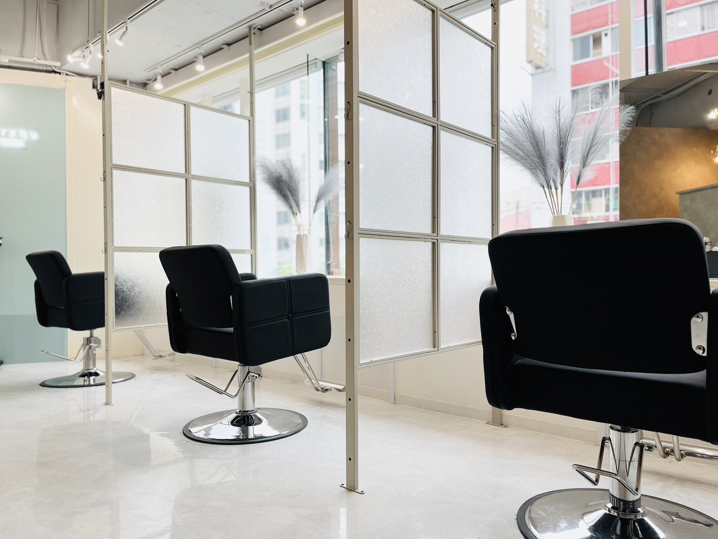 【梅田】≪業務委託・正社員選択可能≫≪完全マンツーマン≫デザインカラーが大人気のヘアサロン！美容師1人1人に合わせた働き方を選ぶことが出来る体制です！「marshu 梅田（マーシュウメダ）」からスタイリスト（美容師）の求人☆★☆