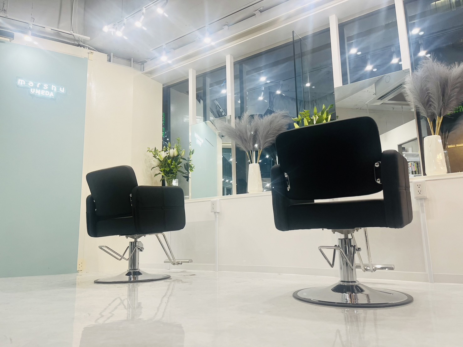 【梅田】≪業務委託・正社員選択可能≫≪完全マンツーマン≫デザインカラーが大人気のヘアサロン！美容師1人1人に合わせた働き方を選ぶことが出来る体制です！「marshu 梅田（マーシュウメダ）」からスタイリスト（美容師）の求人☆★☆