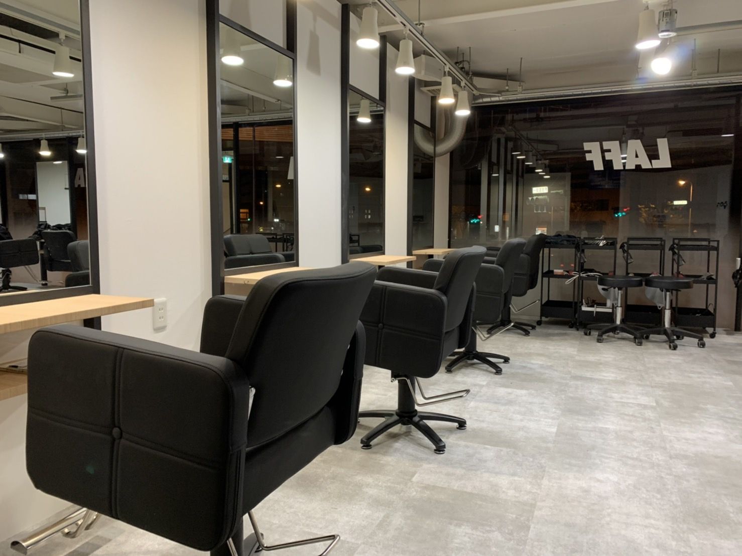 【難波】≪月9日休み≫≪社会保険完備≫ハイトーンカラー、バレイヤージュなどのカラーに特化した人気ヘアサロン!外国人風カラーを学びたい方にオススメです!「LAFF 難波店(ラフナンバテン)」からアシスタント(美容師)の求人☆★