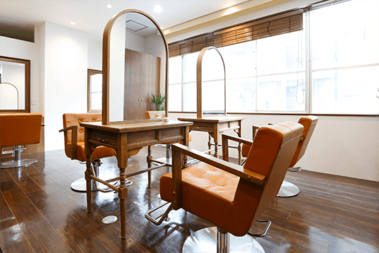 【川口駅】◆20時迄の退勤可能・休日数選択制・有給休暇あり・社会保険完備・講習費用のサポートあり◆歩合で稼ぎやすいサロン！スタッフファーストで働きやすさ抜群！「Harumi Hair Resort（ハルミヘアリゾート）」からスタイリスト（美容師）の求人★☆