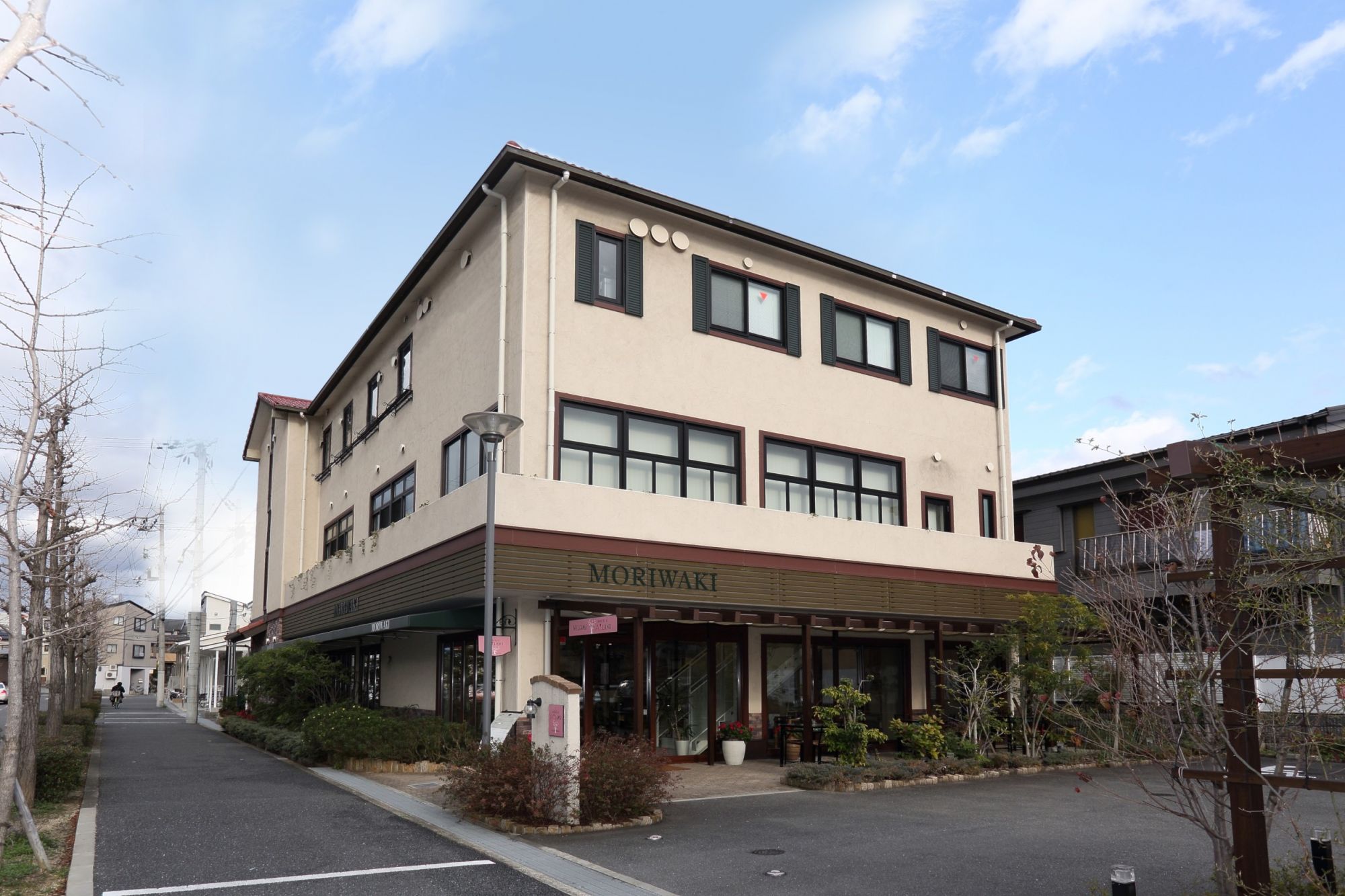 【交野市駅】≪月8日休み≫≪月給19.1万円≫≪社会保険完備≫≪営業中レッスンOK≫≪パートさんも歓迎≫一人暮らし手当もあり！着付けやまつエクも学べる！様々なイベントも盛り沢山で楽しいサロン！充実した福利厚生面で安心して永く働けるサロン！「モリワキ美容室 交野店（モリワキビヨウシツカタノテン）」からアシスタント（美容師）の求人☆★