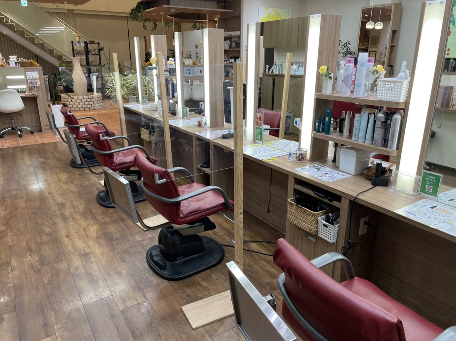 【交野市駅】≪月8日休み≫≪月給19.1万円≫≪社会保険完備≫≪営業中レッスンOK≫≪パートさんも歓迎≫一人暮らし手当もあり！着付けやまつエクも学べる！様々なイベントも盛り沢山で楽しいサロン！充実した福利厚生面で安心して永く働けるサロン！「モリワキ美容室 交野店（モリワキビヨウシツカタノテン）」からアシスタント（美容師）の求人☆★