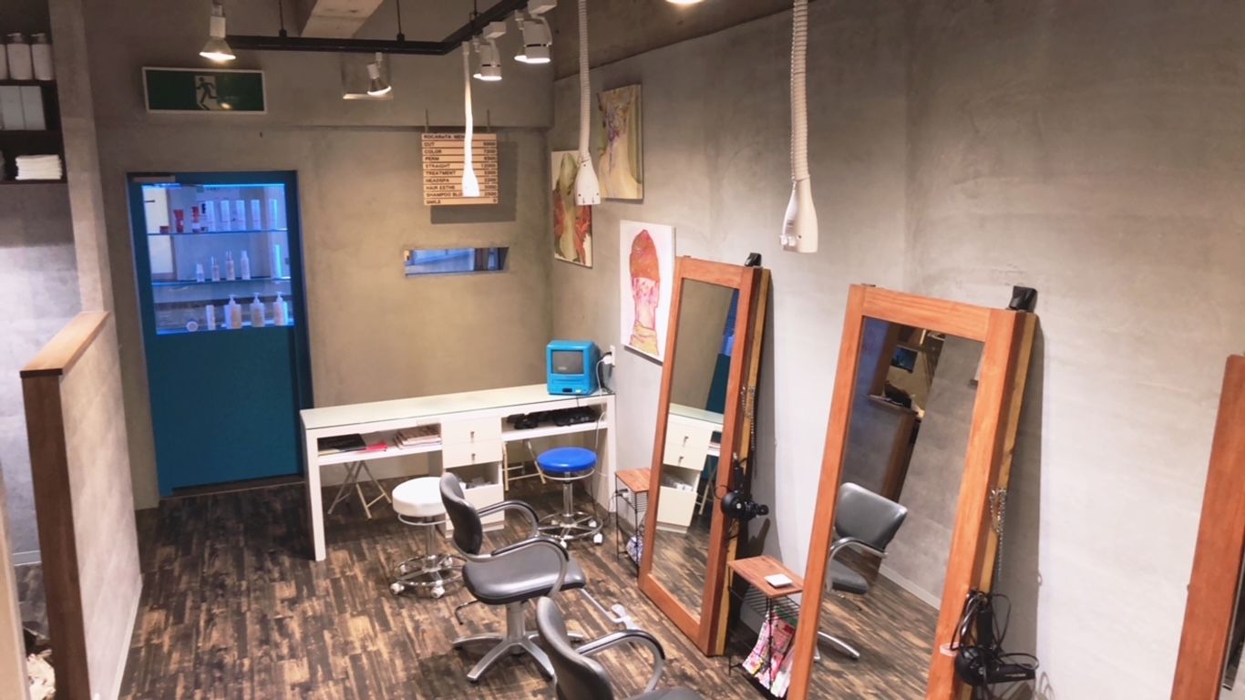 【北大路】≪完全週休2日制≫≪社会保険完備≫≪土日休み相談OK≫最短1年半でスタイリストデビュー可能！ダブルカラーやインナーカラー、ブリーチなど特殊なカラーのオーダーが多いサロン！カラーが好きな方にもおすすめ！「FLOPNIK（フロップニク）」からアシスタント（美容師）の求人☆★☆