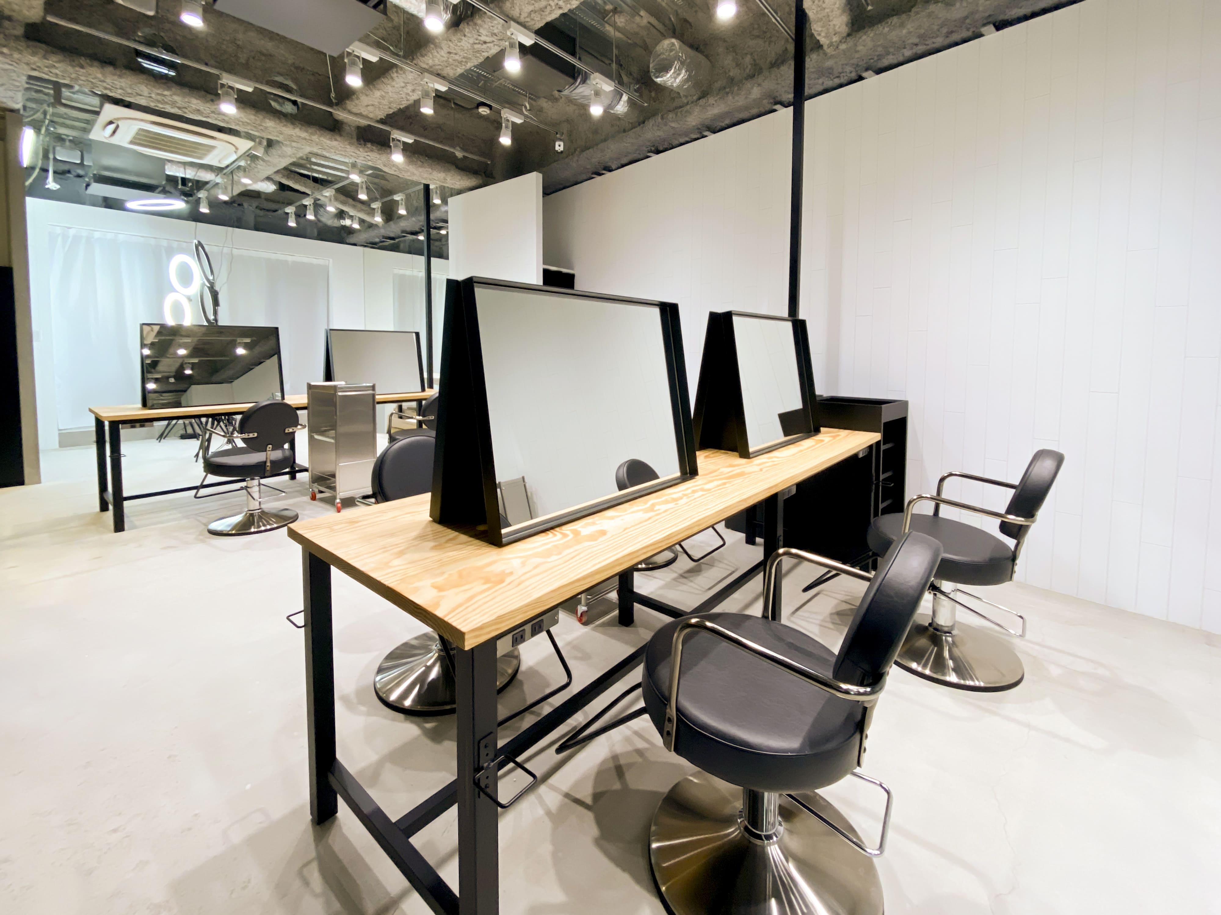 【浦和】◆最低保障給あり・撮影ブース完備◆業界屈指の集客力でたくさんのお客様を担当できます!ITを駆使し、業界をリードするブランドサロン「IT by ALBUM 浦和店(アイティーバイアルバムウラワテン)」からスタイリスト(美容師)の求人☆★